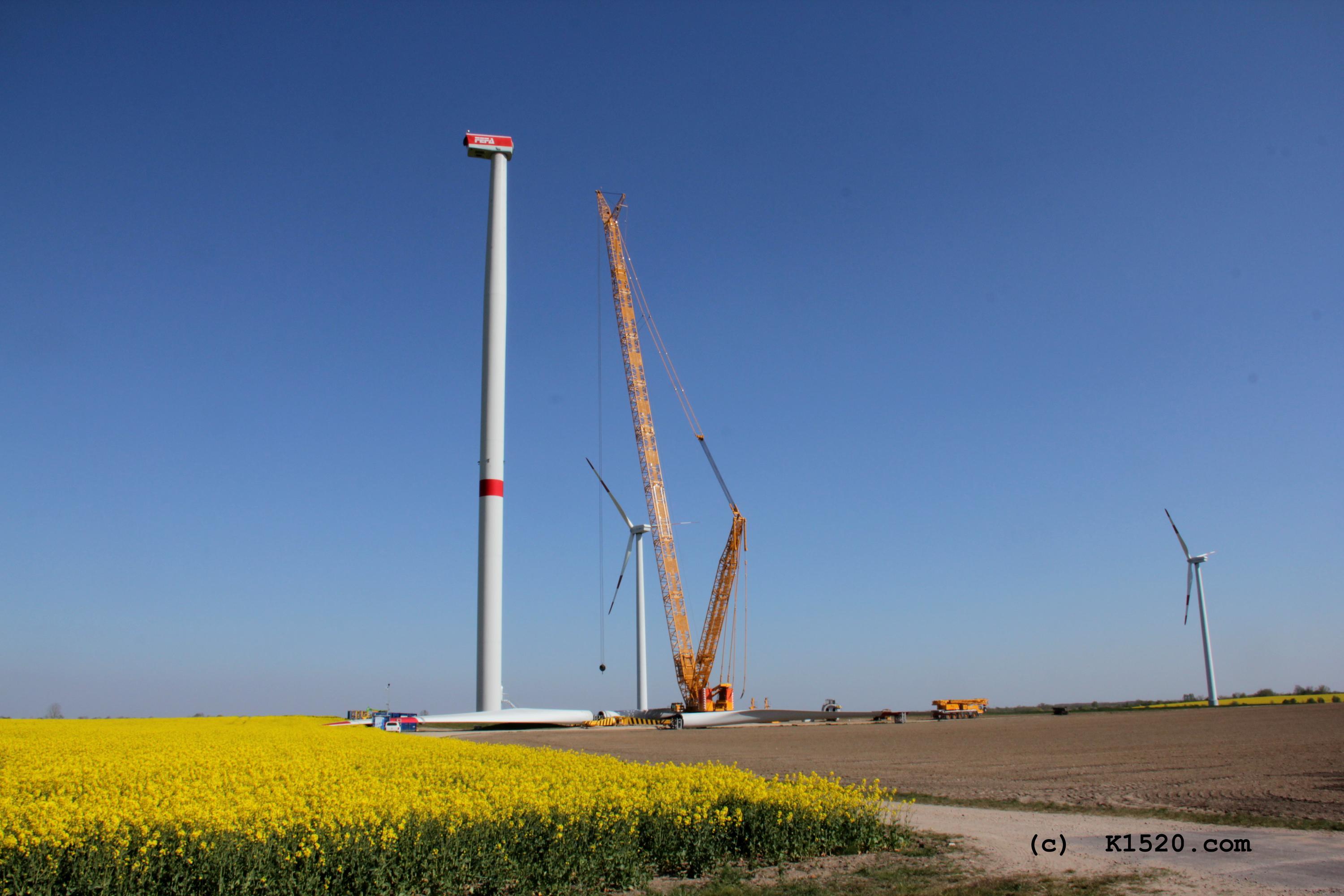 Reparatur Windräder im Windpark Arneburg/Elbe 04/2020,
  Kraneinsatz, Größenvergleich gelber Kran, unten rechts